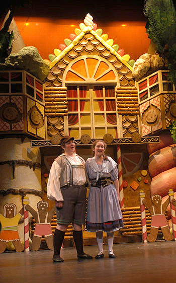 Nicole Weigelt and Laura Noack as Hansel and Gretel